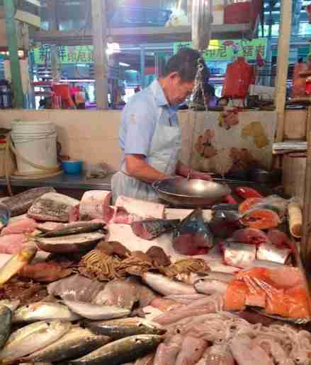 étal du poissonnier Whampoa wet market Singapour