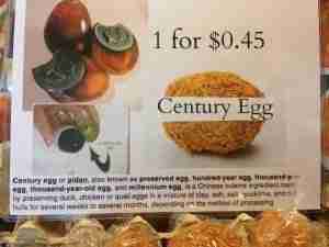 présentation d'oeufs (century eggs) à Tiong Bahru market Singapour