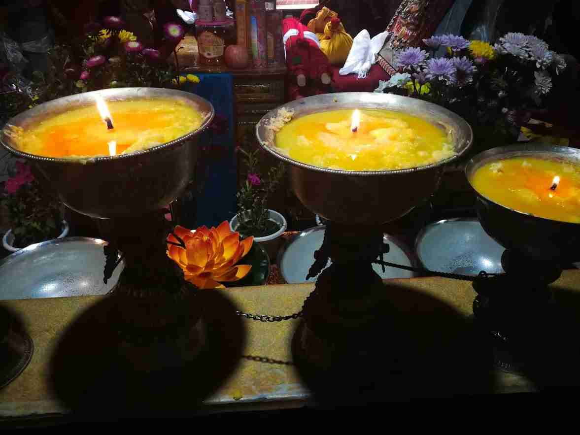 Bougies, fleurs et offrandes au Tibet