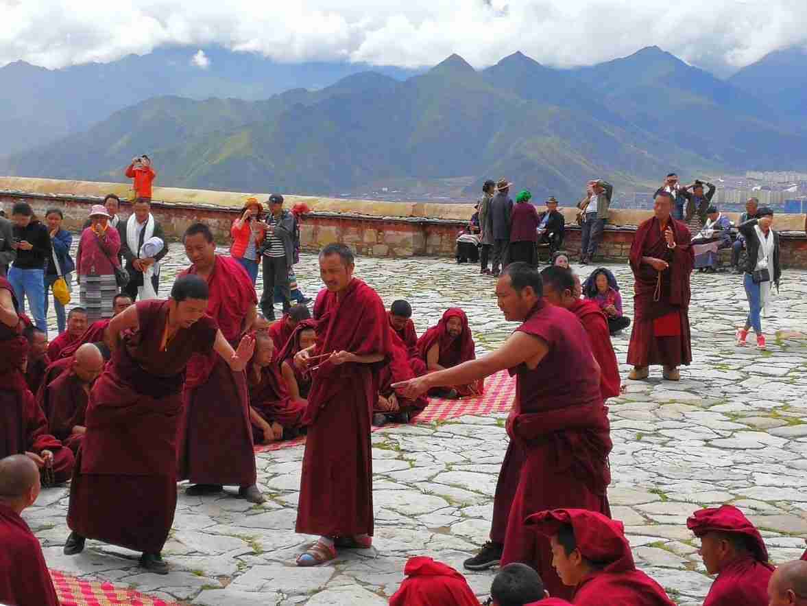 Débats philosophiques animés au monastère au Tibet