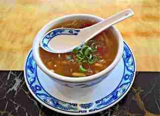 bol de soupe chinoise et cuillère