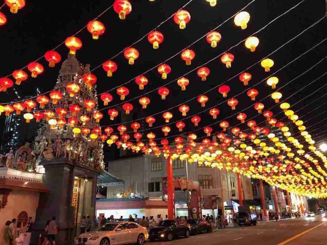 Préparatifs et décorations du Nouvel An chinois - rue de Chinatown Singapour