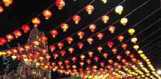 Préparatifs et décorations du Nouvel An chinois - rue de Chinatown Singapour