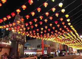 Préparatifs et décorations du Nouvel An chinois - rue de Chinatown Singapour