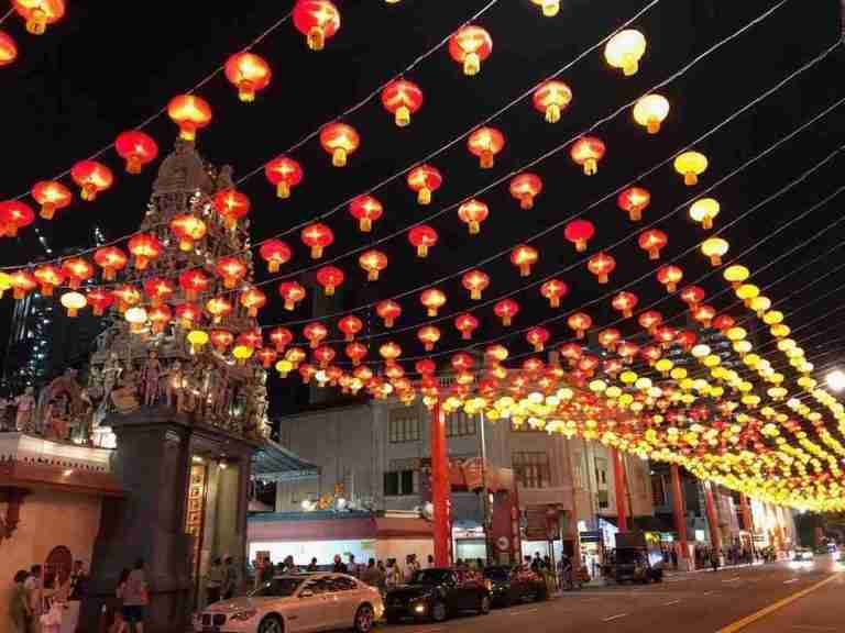 Préparatifs et décorations du Nouvel An chinois - rue de Chinatown Singapour