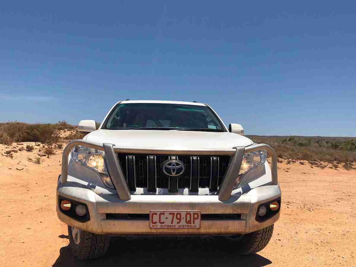 Vue de la Toyota sur fond de ciel et désert. Voyage en Australie de l'Ouest.