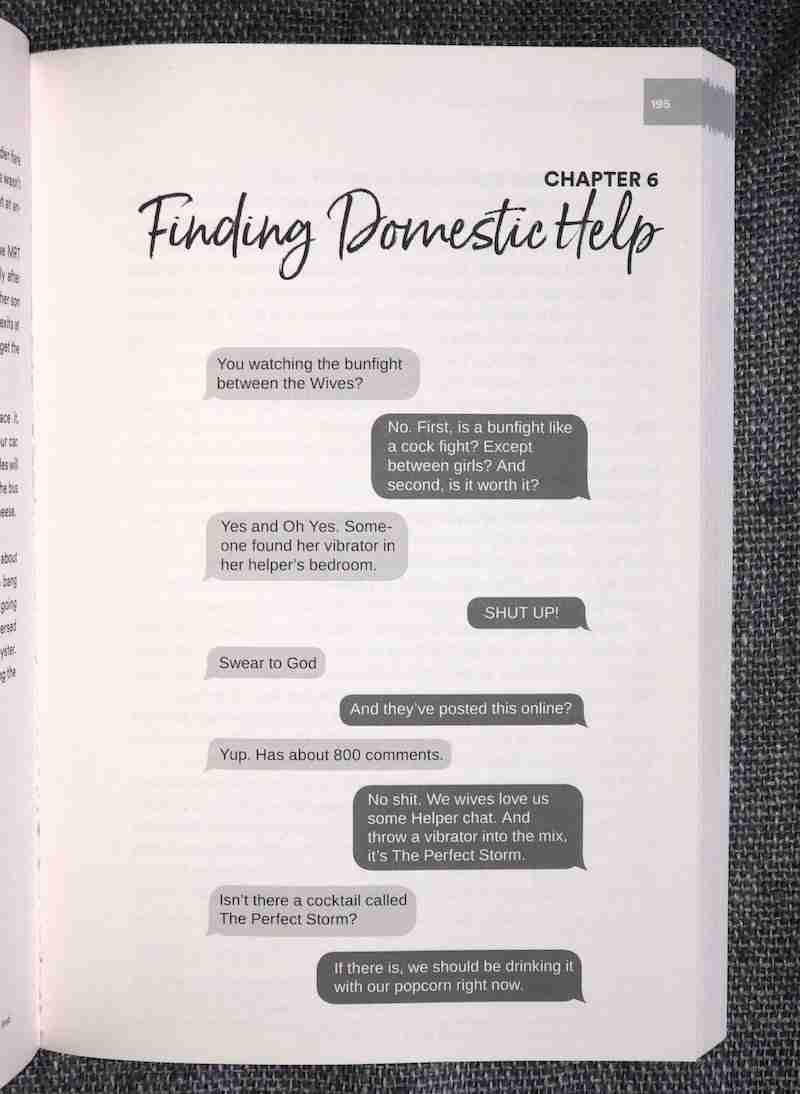 Extrait du livre The expats' Guide To Singapore (guide des expats à Singapour). Échange de texto en anglais au sujet d'un message facebook concernant une helper.