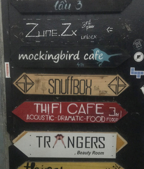 Tableau des café que vous trouverez dans le coin, rue de Saigon, Vietnam