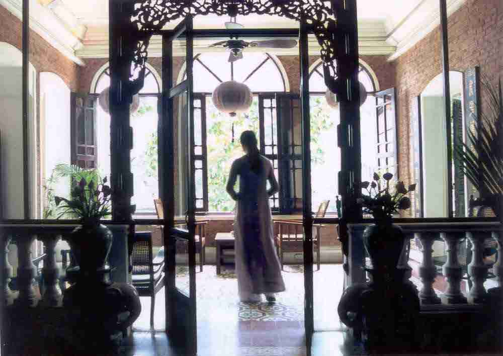 le balcon du Temple Club à Saigon avec Vietnamienne en Ao Dai