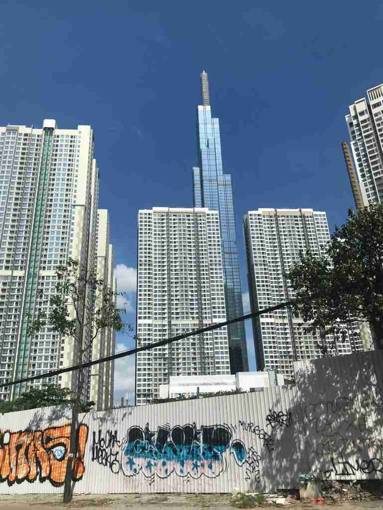 gratte-ciel et palissade taguées à Saigon, la ville qui bouge, 