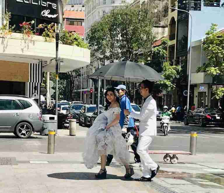 Mariage dans les rues de Saigon