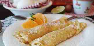 crêpes maison roulées sur une assiette