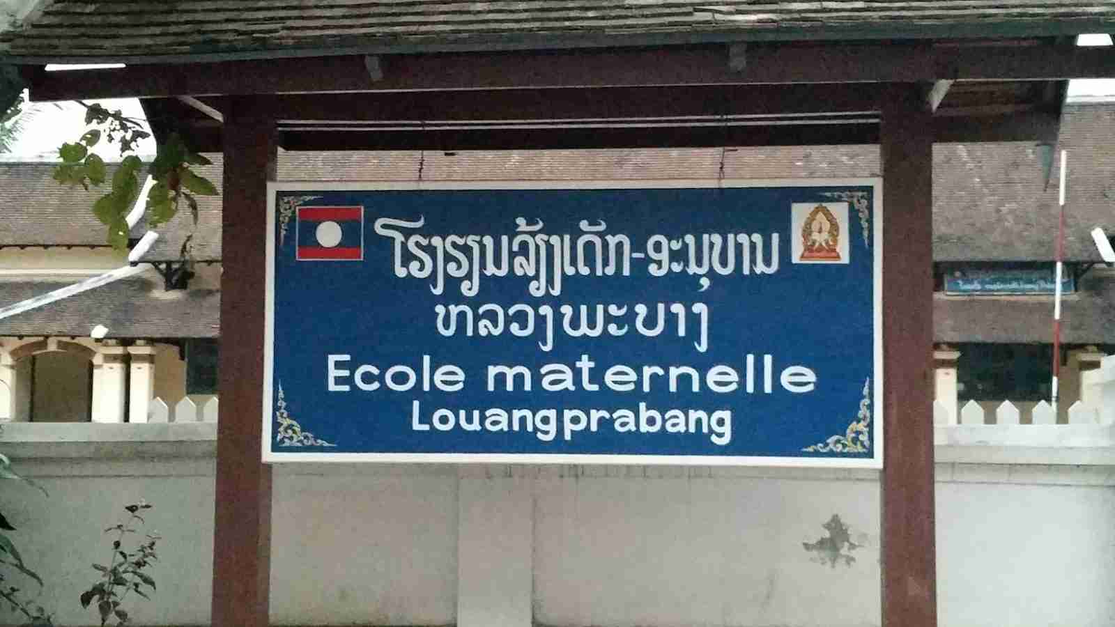 Ecole Maternelle (écrit en français et en laotien) Luang Prabang. Voyage au Laos