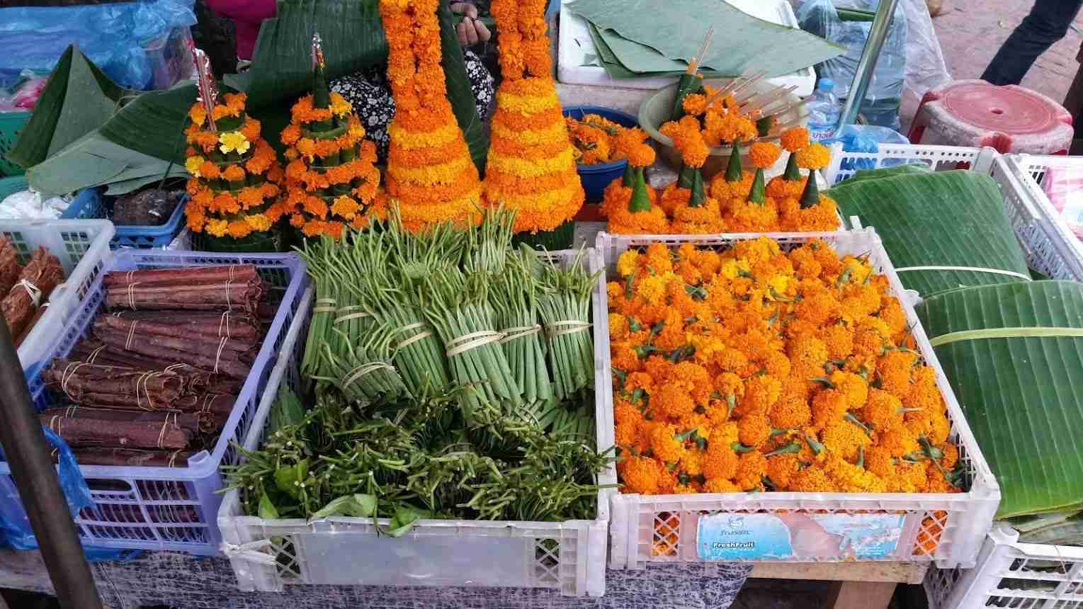 Fleurs, haricots et feuilles de palmiers au marché de Luang Prabang. Voyage au Laos