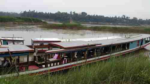Vue du Mekong avec bateau croisiere. Environs de Luang Prabang Laos.