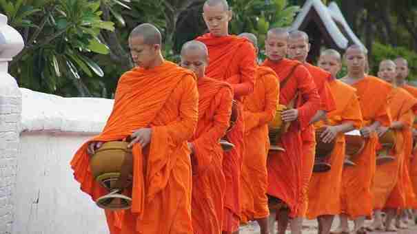 Procession de moines Luang Prabang. Voyage au Laos