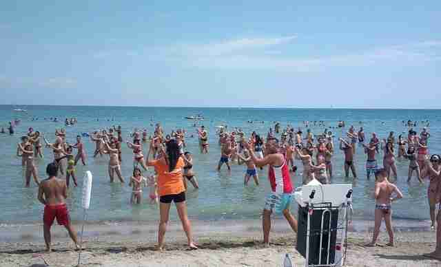 groupe dansant sur la plage