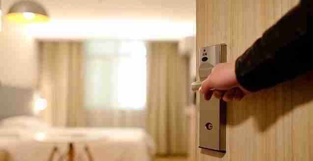 ouverture d'une porte vers une chambre d'hôtel