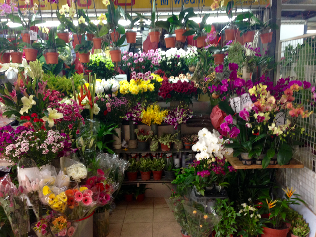 étal de fleurs au marché de Ting Bahru Singapour