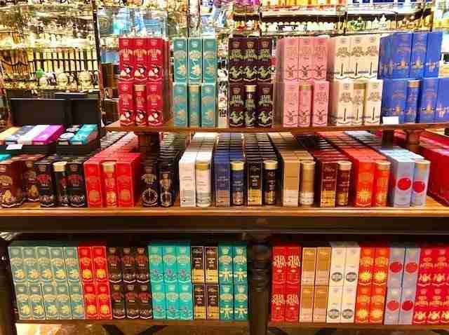 étal de boites de thé dans une boutique TWG à Singapour