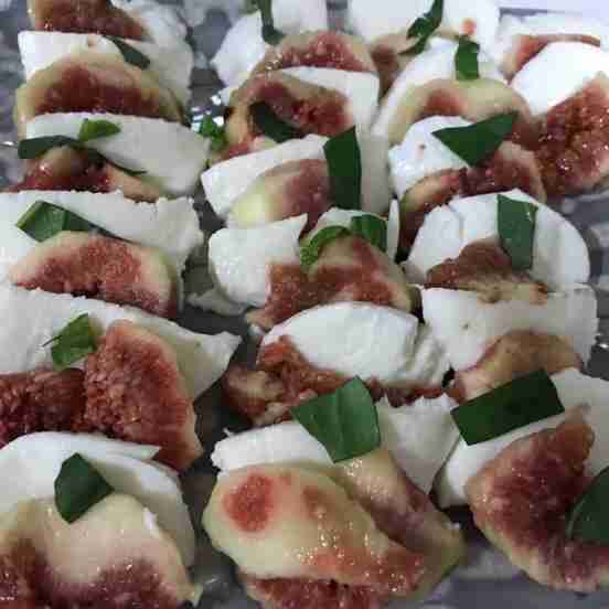 recette d'été rafraichissante : salade mozzarella, figue fraiche et basilic