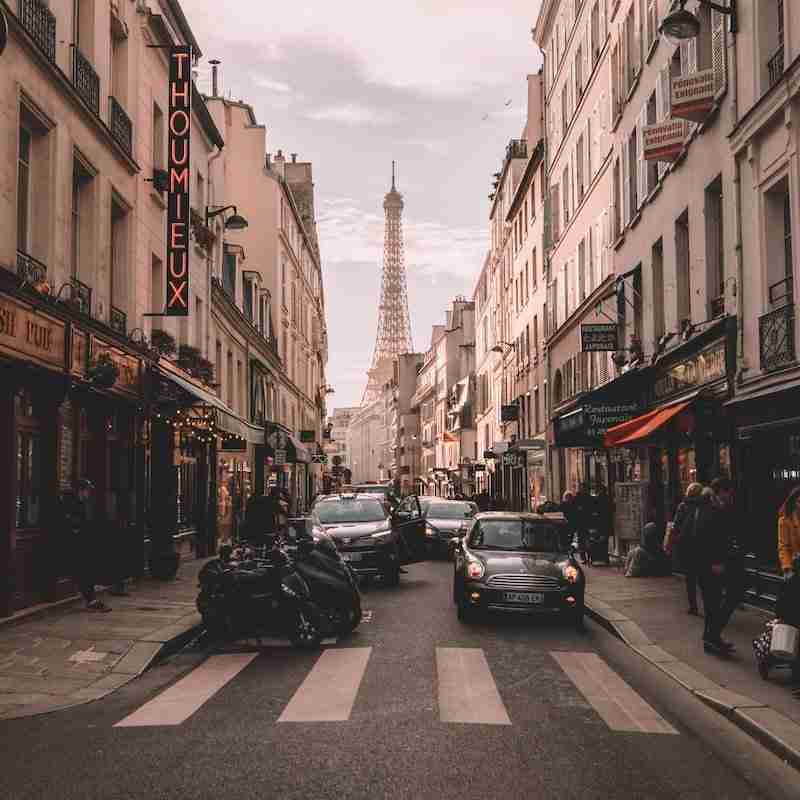 Rue de Paris vue Tour Eiffel et Thoumieux- Unsplash-earth