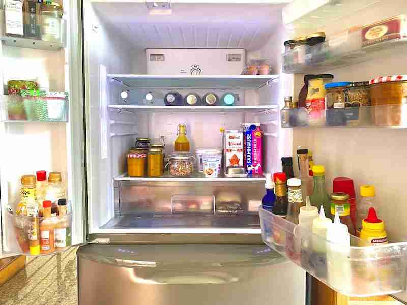 Frigo bien rangé à Singapour