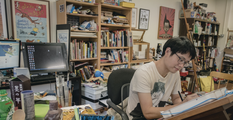 Sonny Liew dans son atelier- credit photo : Michael White