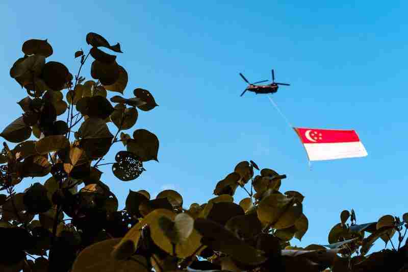 Drapeau de Singapour helitreuillé. Fête Nationale. Christian Chen Unsplash