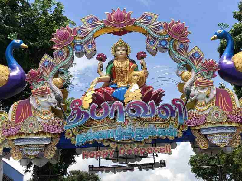 Deepavali Singapour. Illuminations sur Serangoon Road : la déesse Lakshmi. Singapour live