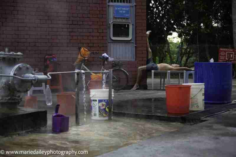 Singapour  selbawang hot springs avant renovation: photo de Marie Dailey. Papi chinois la jambe en l'air et seaux en plastique- Singapour Live