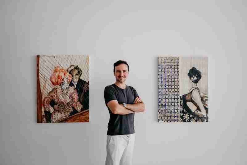 Kevin Cuturi entre 2 œuvres de Aisha Rosli, à gauche: Will it be over?  et à droite: But you,- Cuturi Gallery-Singapour Live