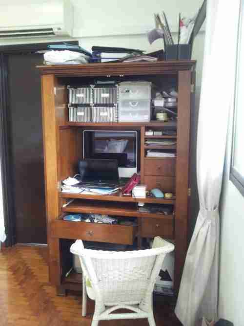 Un bureau avec du fouillis