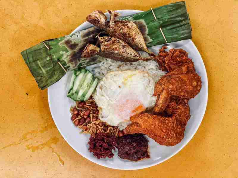 Nasi Lemak-riz au lait de coco, poulet ou poisson frit - Hawker Culture Singapour - Singapour Live