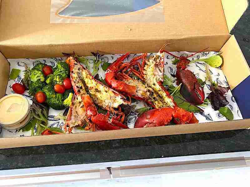 Homard grillé livré dans une grande boite - Greenwood Fish Market Singapour