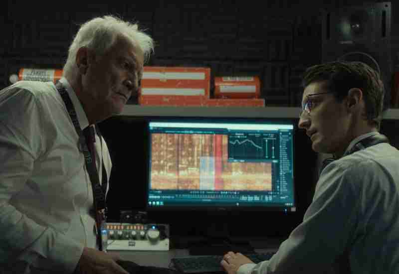 Boite Noire Black Box film 2021 - Pierre Niney et André Dussolier devant un écran d'analyse de boite noire