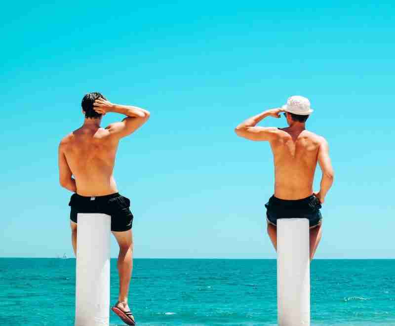 Sam accueille Max à Singapour